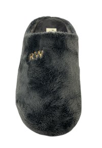 Grijze nepbont pantoffels met een ronde vorm, een luxe textuur en geborduurde initialen in goud aan de zijkant. Zachte binnenvoering.