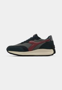Sneakers with a dark navy blue suede and mesh design. Features a burgundy mid-panel, black rubber sole, and a cushioned, beige midsole.