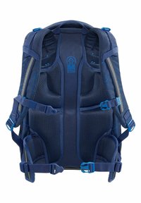 Dunkelblauer Rucksack mit Netzrückenpanel, verstellbaren Trägern und blauen Akzenten. Verfügt über Schnallen und ein Logo an der Oberseite. Strukturiert Oberfläche.