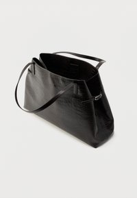 Μαύρη τσάντα ώμου από δέρμα με ανάγλυφο σχέδιο κροκοδείλου, με ευρύχωρο εσωτερικό, ρυθμιζόμενο λουρί ώμου και λεία μεταλλική διακόσμηση.