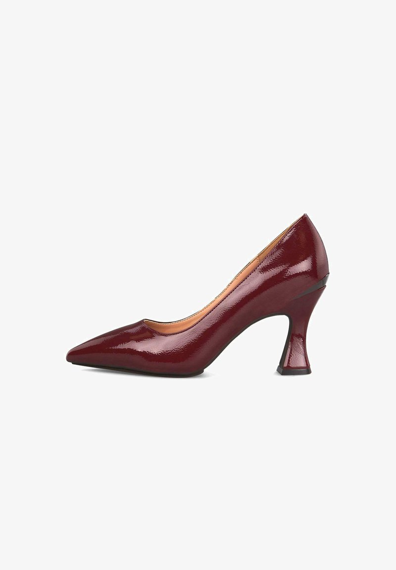 Zapato de tacón alto de charol burdeos con punta afilada y tacón en bloque de forma única.