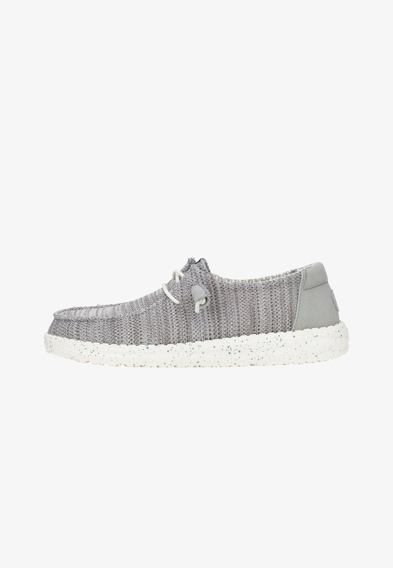 Graue, gewebte Slipper mit einer hellgrauen Ferseneinlage, weiß gesprenkeltem Sohlenprofil und einer Schnürfunktion nahe der Oberseite. Flaches Design, leichtes Material.