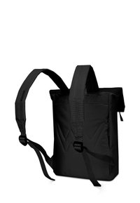 Černý látkový batoh s nastavitelnými popruhy, rolovacím uzávěrem a cikcakovým prošíváním na boku. Jednoduchý, funkční design.