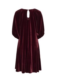 Bordeauxrotes Samtkleid mit ausgestellter Form, Puffärmeln und einem Schlitzdetail im Rücken. Strukturiertes Gewebe und glatte Oberfläche.