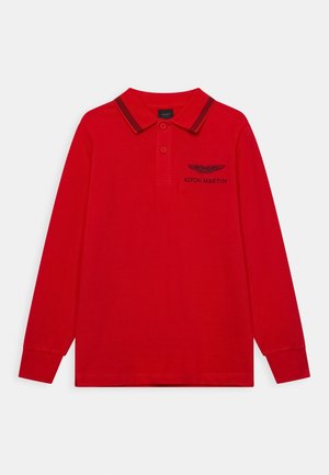 Rood poloshirt met lange mouwen, zwarte gestreepte kraag en met het Aston Martin-logo geborduurd op de linkerborst.