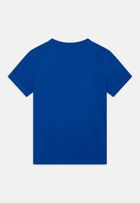 Tricou cu mânecă scurtă, de culoare albastru vibrant, fabricat din bumbac. Dispune de un gât rotund și o textură netedă, cu cusături curate și fără logo-uri vizibile.