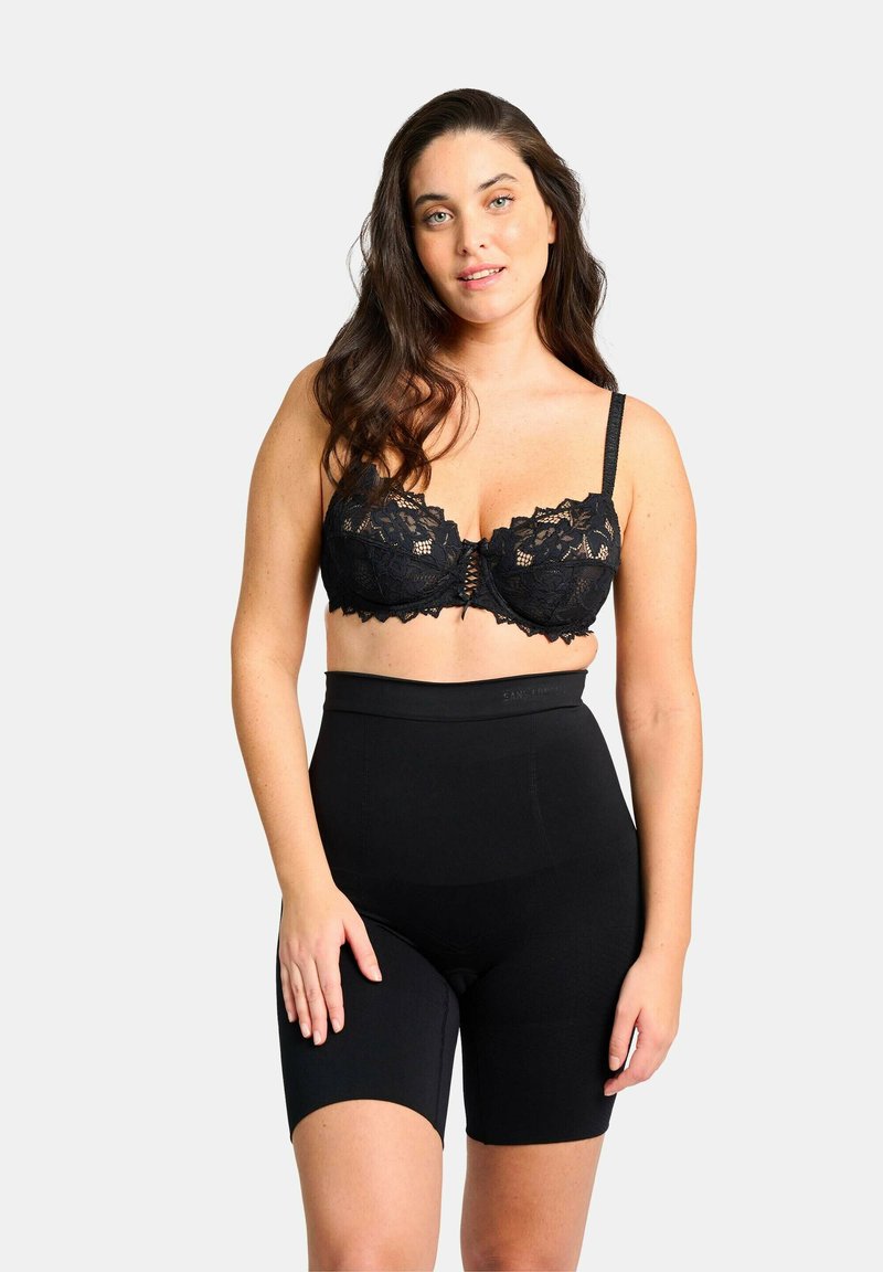 Zwarte kanten beha met beugel en verstelbare bandjes, gecombineerd met hoge zwarte corrigerende shorts, met een gladde textuur en een stretchy pasvorm.