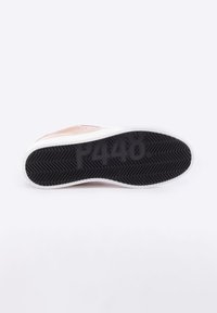 Lys rosa sneaker sål med en tekstureret, sort gummiydersål. Har præget mærkenavn "P448" og fiskebensmønster.
