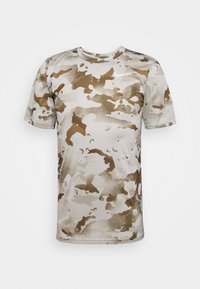 Koszulka z krótkim rękawem w kamuflażowym wzorze w odcieniach beżu i brązu, z płynny abstrakcyjnym wzorem, okrągłym dekoltem i gładką teksturą.