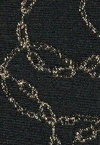 Schwarzer Stoff mit strukturierter Oberfläche, der mit einem goldenen Kettenmuster durchsetzt ist. Das Design ist filigran und durchgängig.