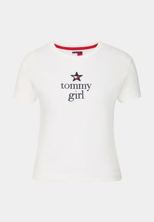 Baltas kokvilnas T-krekls ar īsām piedurknēm, apaļu dekoltē un "tommy girl" tekstu ar sarkano un jūras zilo zvaigžņu grafiku.