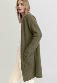 hessnatur Strickjacke - moos