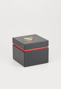 Zwarte geconfigureerde vierkante doos met een rode accentband, voorzien van een gouden driehoekig logo bovenop. Het ontwerp is modern en verfijnd.