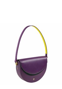 Borsa a tracolla in pelle viola con forma curvata, cintura gialla a contrasto e logo dorato. Texture liscia con patta pieghevole.