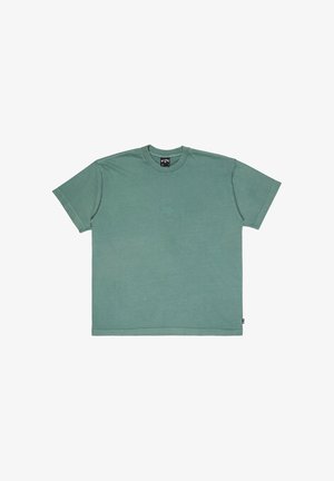 Zielona bawełniana koszulka z okrągłym dekoltem, krótki rękaw i subtelne haftowane logo z przodu. Gładka faktura, luźny krój.