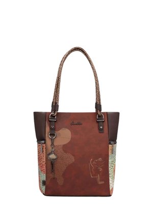 Borsa a mano marrone e con fantasia, con manici lunghi intrecciati, tasche laterali con zip, portachiavi decorativo e motivi astratti e figurativi delicati.