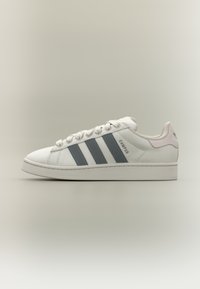 Pantof sport Adidas Campus alb cu trei dungi negre și șireturi albe, prezentat în profil lateral pe un fundal simplu.