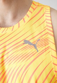 Puma RUN FAVORITE AOP SINGLET M - Top - sun stream