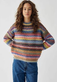 Meerere gekleurde gebreide trui met een ronde hals, losse pasvorm en geribbelde manchetten. Het heeft horizontale strepen in verschillende levendige kleuren.