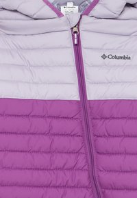 Dvotonska ljubičasta Columbia jakna s prešanim uzorkom, vidljivim patentnim zatvaračem i brend logotipom na prsima.