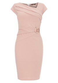 Robe ajustée rose pâle avec manches courtes, corsage asymétrique superposé et boucle de ceinture décorative à la taille.