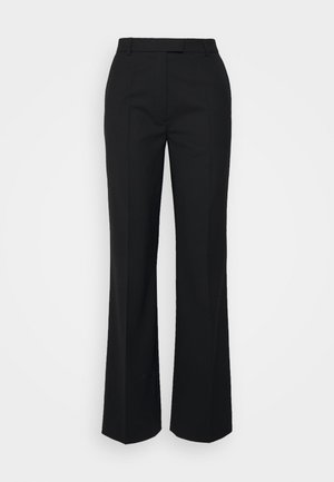 Pantaloni neri su misura con un design a gamba dritta, caratterizzati da una superficie liscia e una parte frontale piatta con pinces, realizzati in un tessuto leggero.