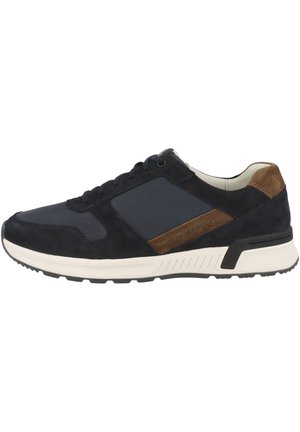 Marineblå sneakers i en kombination af ruskind og mesh-materialer, med brune læderdetaljer, rund tå og hvid gummisål.