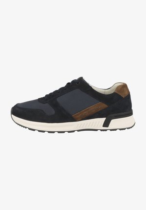 Marineblaue Sneaker aus einer Kombination von Wildleder und Mesh-Materialien, mit braunen Lederakzenten, runder Zehenpartie und weißer Gummisohle.