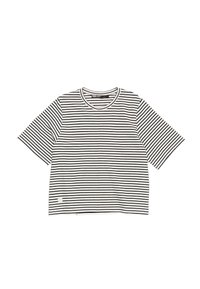 T-shirt à manches courtes rayé en noir et blanc. Encolure ronde, tissu en coton doux, coupe décontractée, avec un petit logo près de l'ourlet.