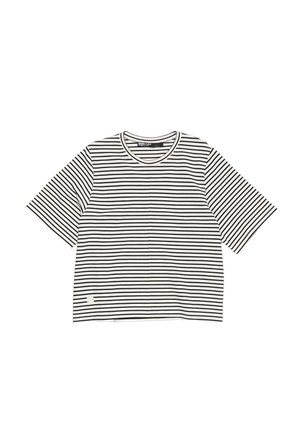 Gestreiftes T-Shirt mit kurzen Ärmeln in Schwarz und Weiß. Rundhalsausschnitt, weicher Baumwollstoff, lockere Passform, mit kleinen Logo-Details nahe dem Saum.