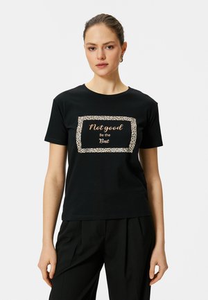 Camiseta de algodón negra con mangas cortas y un gráfico con bordes de leopardo que dice "No es bueno, sé el mejor" en una posición central.