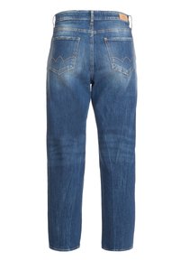 Jeans de denim de color azul desgastado, corte recto y bolsillos traseros distintivos con un patrón de costura curvada.