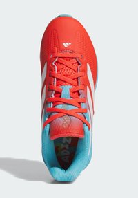 Crvena atletska cipela s mrežastim gornjim dijelom, bijelim detaljima i platom. Ima teksturirane vezice i šareni uzorak unutrašnjosti.