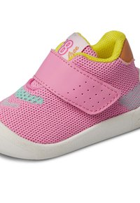 Rosa Mesh-Sneaker mit gelben Akzenten, Klettverschluss und weißer Gummisohle. Verfügt über ein hellgrünes Logo und ein perforiertes Design am Riemen.
