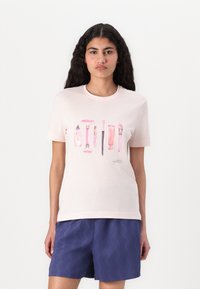 Lichtroze katoenen T-shirt met grafische illustraties van schoonheidsproducten in verschillende tinten roze. Korte mouwen, ronde halslijn.