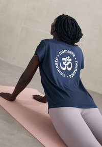 Yogasearcher NAMASTE - Apdrukāts T-krekls - navy