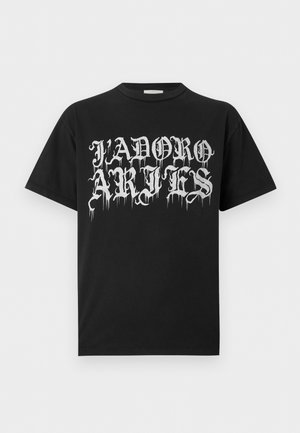 Schwarzes T-Shirt mit kurzen Ärmeln und weißem gotischem Schriftzug "J'ADORE ARTS" auf der Vorderseite, mit tropfendem Farbdesign.