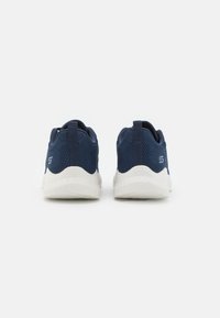 Scarpe sportive blu navy con tomaia in rete e suola in gomma bianca. Presentano un colletto imbottito, una linguetta e un discreto dettaglio del logo sul tallone.