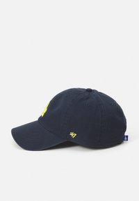 Căciulă de baseball bleumarin cu vârful curbat, fabricată din bumbac. Prezintă accente brodate galbene și logo pe față și pe lateral. Curea ajustabilă.