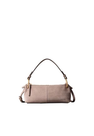 Piccola borsa a mano rettangolare in camoscio taupe con manici corti marroni e anelli dorati, chiusura con zip e logo Calvin Klein discreto.