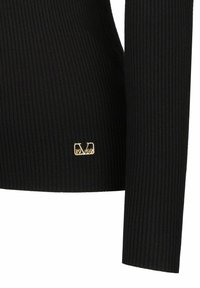 Schwarzer gerippter Pullover mit langen Ärmeln, der ein goldfarbenes Logo-Detail am Saum aufweist. Hergestellt aus elastischem Material für einen figurbetonten Look.