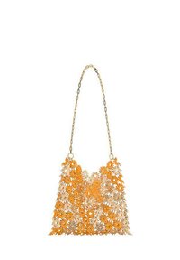 Geel en beige bloemige handtas met een schakelriem. Het ontwerp heeft uitgesneden bloemen, wat een gestructureerd, open patroon creëert.