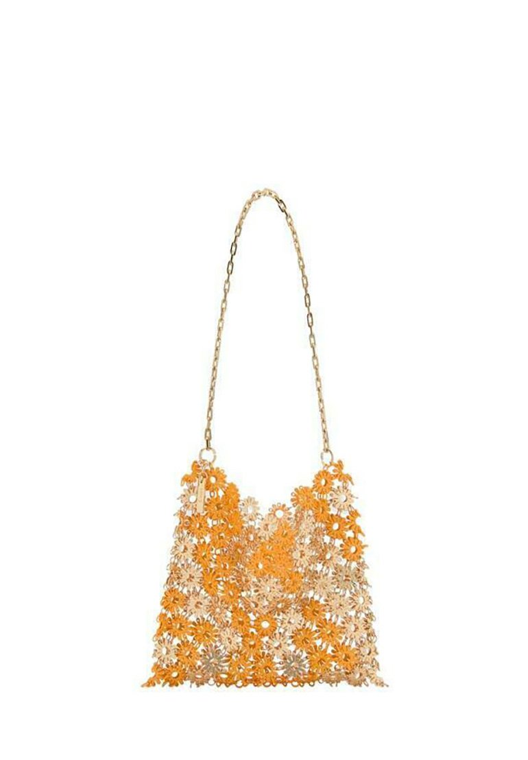 Geel en beige bloemige handtas met een schakelriem. Het ontwerp heeft uitgesneden bloemen, wat een gestructureerd, open patroon creëert.