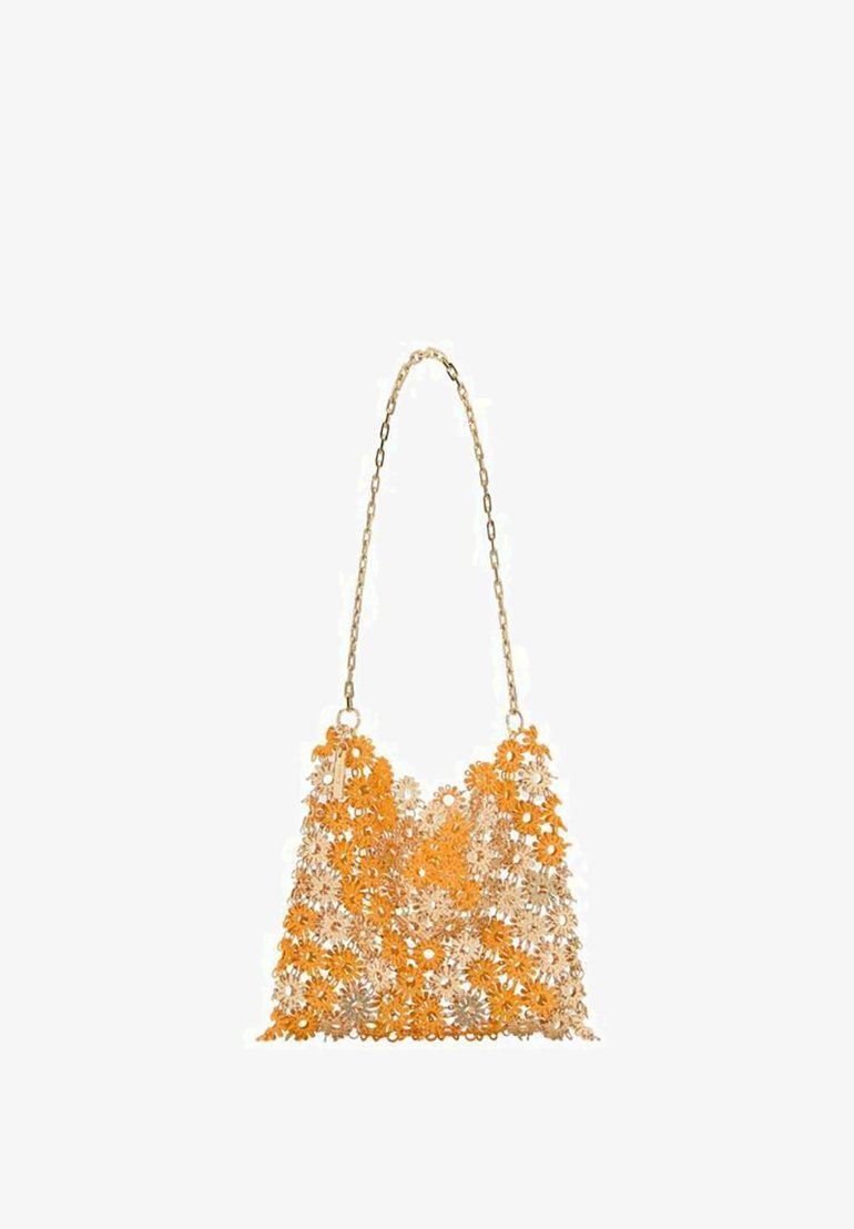 Borsa floreale gialla e beige con tracolla a catena. Il design presenta fiori ritagliati, creando un motivo aperto e testurizzato.