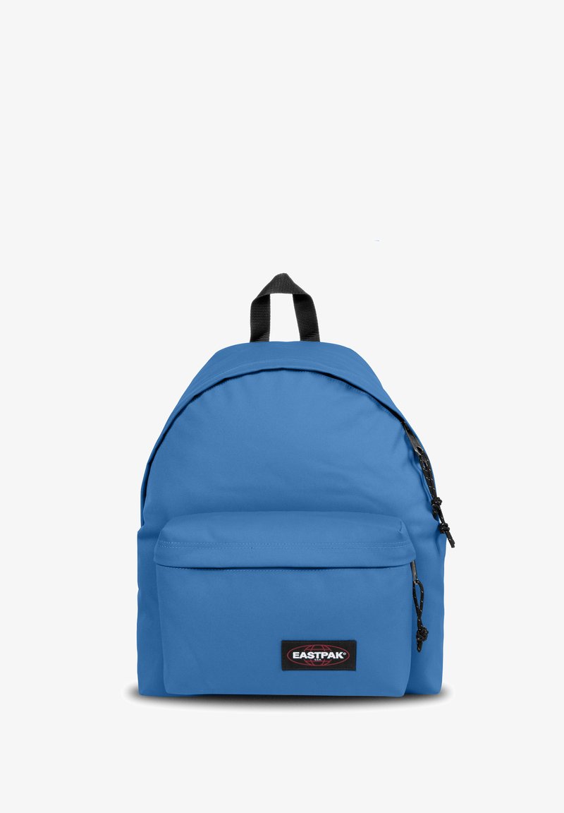 Zaino in tessuto blu con silhouette arrotondata, tasca frontale con zip, etichetta del logo nera e doppie cinghie nere di trasporto sulla parte superiore.