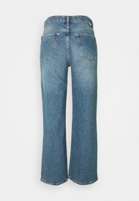 Vue arrière d'un jean bleu en denim à jambes droites avec deux poches arrière et une taille haute sur un fond uni.