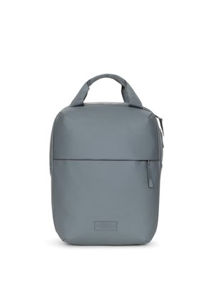 Grauer rechteckiger Rucksack mit einem oberen Tragegriff, einer vorderen Reißverschlusstasche und glatter Oberfläche, der auf einem weißen Hintergrund aufrecht steht.