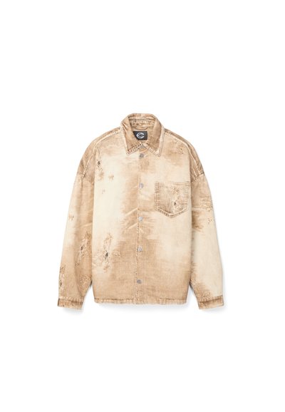 Veste beige en velours côtelé à boutonner, avec une poche poitrine unique et des détails usés sur tout le tissu.