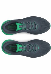 Zapatos deportivos con parte superior de malla gris, acentos verdes, cordones planos y diseño perforado para transpirabilidad. Presenta un cuello y una suela acolchados.