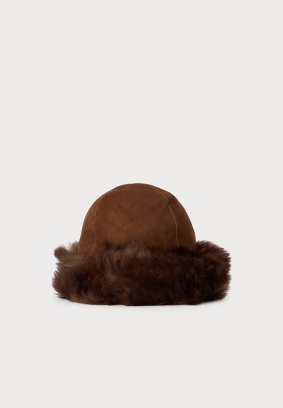 Braun velour Wintermütze mit dickem, dunkelbraunem Pelzbesatz am Rand, vor einem schlichten, hellen Hintergrund präsentiert.